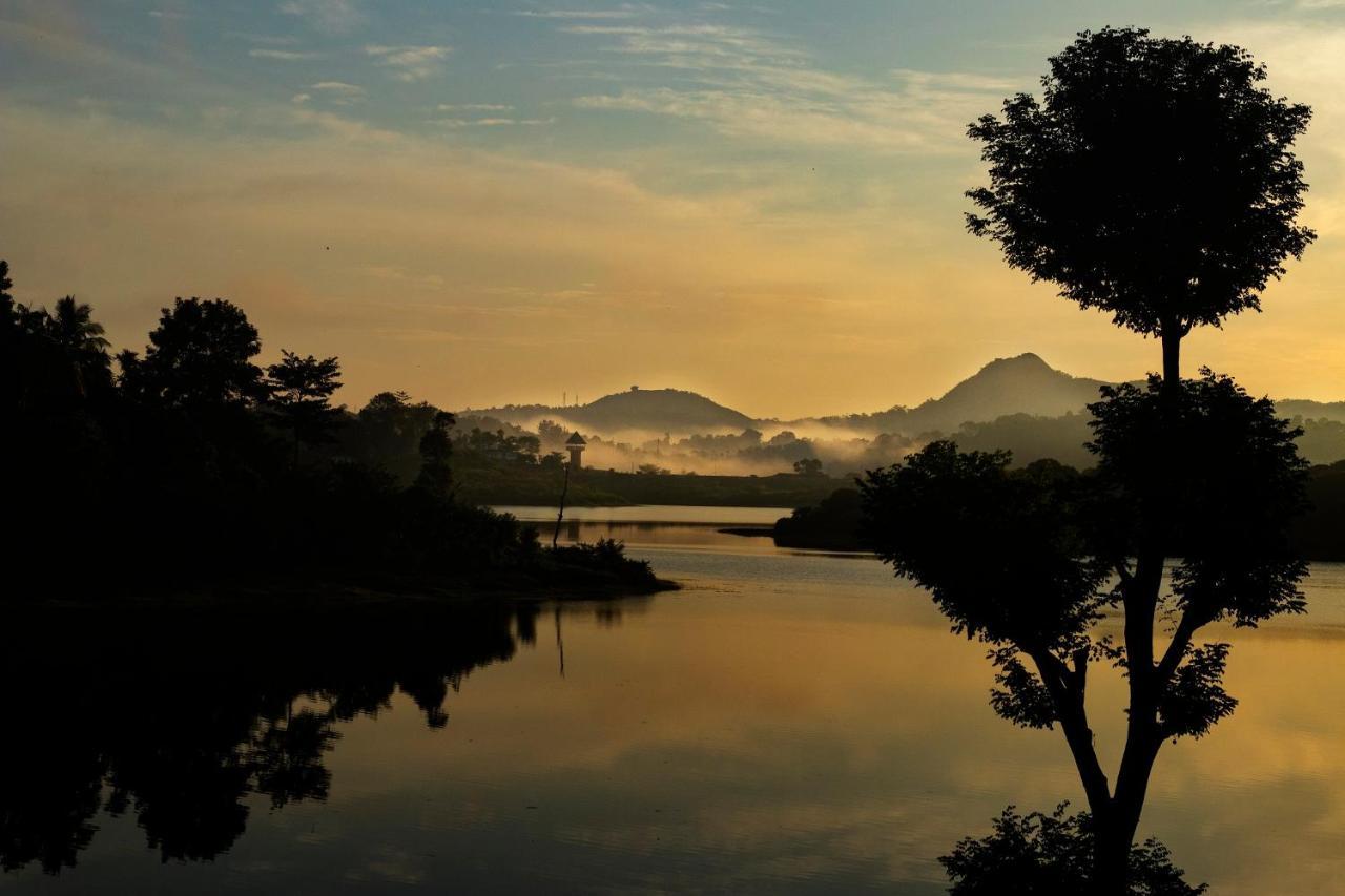 การาปูจา วิลเลจ รีสอร์ต Hotel วายานาด ภายนอก รูปภาพ